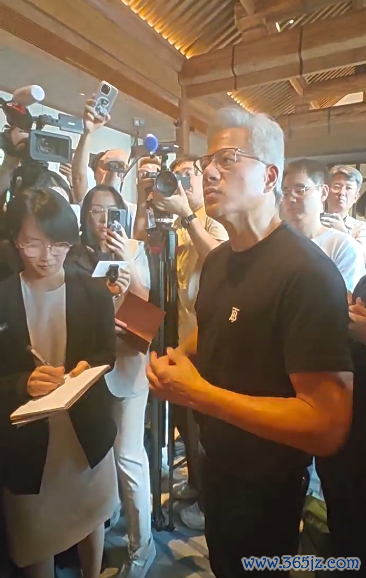 4万亿好意思元CEO用啥手机 黄仁勋晒机：地谈的安卓系统 非常简陋干净