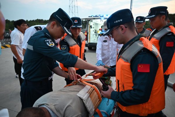 时不我待！崇明海警伏击扶助重伤渔民